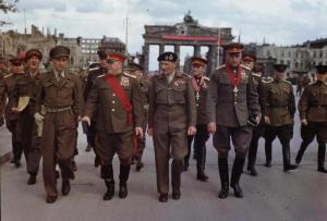 Die Alliierten am Brandenburger Tor, 1945